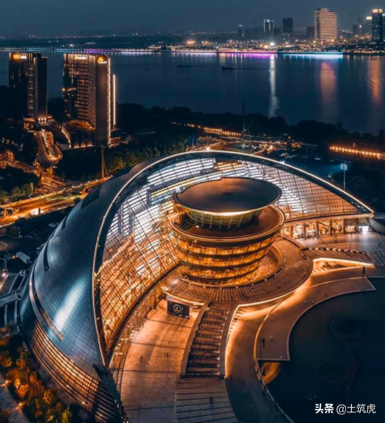 钱塘江畔地标性建筑——杭州大剧院长啥样？