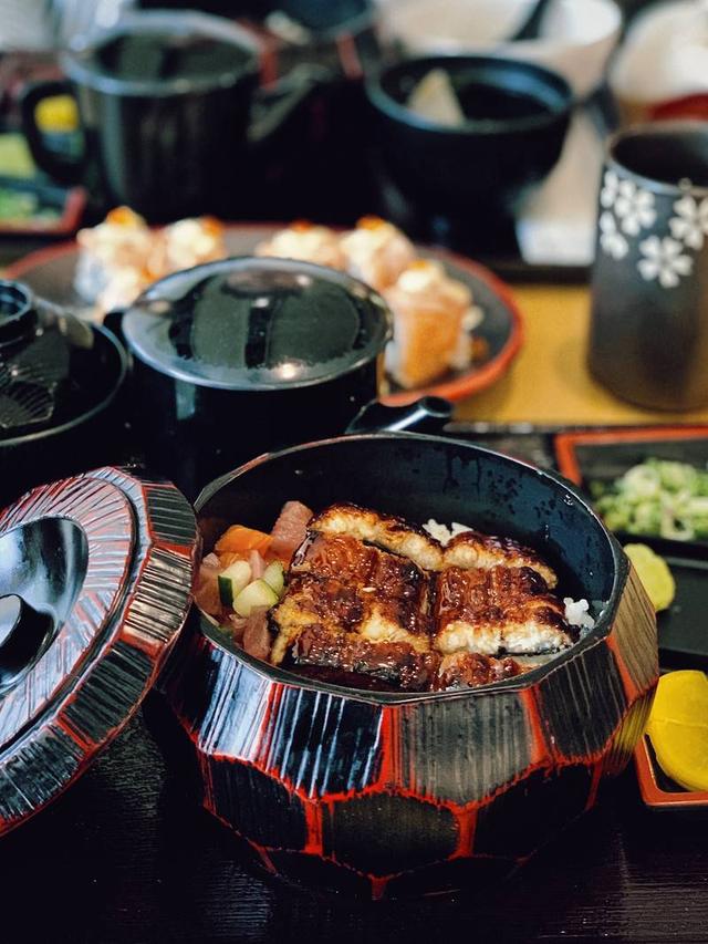 新加坡美食| 9.8新币的鳗鱼饭套餐 又来推荐鳗鱼饭啦，相比起【满鳗】家的豪华鹅肝松露鳗鱼饭，【Una Una】家的鳗鱼饭简直便宜到四舍五入不等于不要钱，新币9.8就能吃到炭烤鳗鱼套餐，性价比还是蛮高