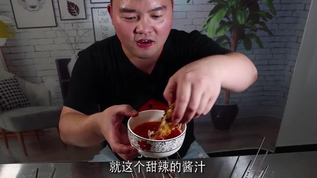 一次做三斤新加坡烤鸡翅，配上自制甜辣酱，皮脆肉嫩真过瘾