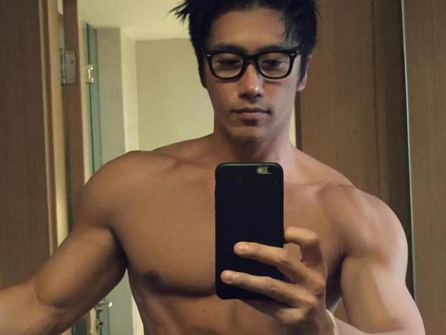 53岁大叔比鲜肉还嫩，保持冻龄全靠不洗澡？