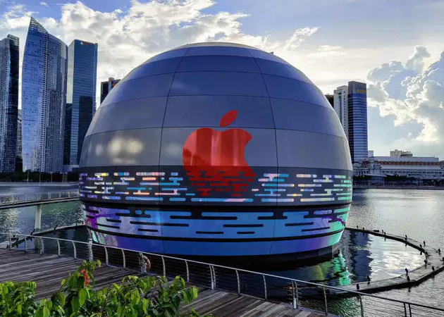 这家新加坡苹果手机巨球商店看起来真是有趣