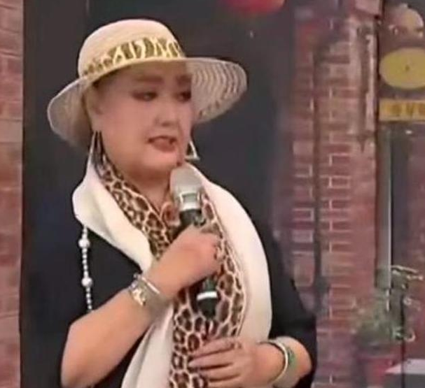 她20岁爆红买4套豪宅，遭丈夫家暴儿子殴打，76岁翻垃圾桶吃剩饭