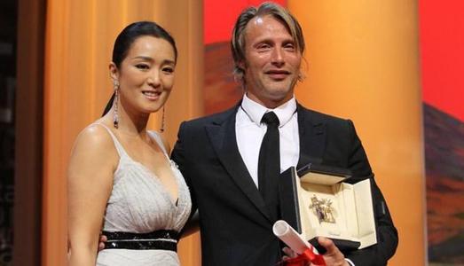 诀别相恋8年的张艺谋，远嫁新加坡富商，揭开巩俐背后的11个男人