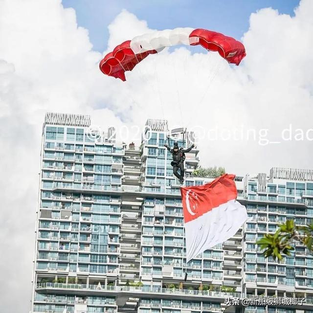 今天开始领取新加坡国庆大礼包，实拍组屋区跳伞！​