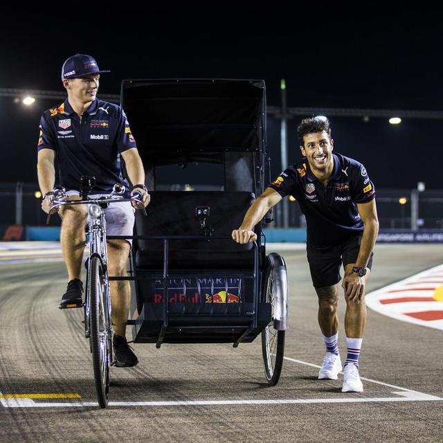 有轮子都玩得溜 维斯塔潘和里卡多新加坡站赛前骑黄包车展现另类车速