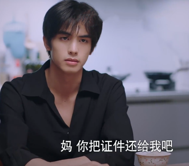 凌霄回新加坡，李尖尖联系不上他，知道陈婷怎么对凌霄，心疼了