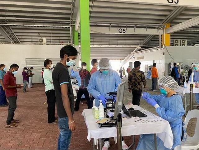 新加坡33万外籍工人感染比例超15%，居住空间密度大加速感染