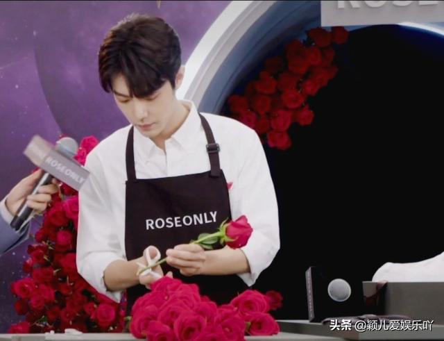 解锁七夕新方式：品着百威，摆着ROSEONLY，吃着开小灶，念着一人