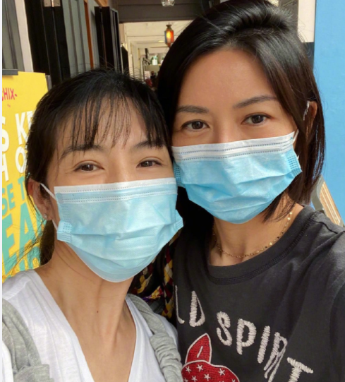 孙燕姿晒与闺蜜合照，素颜出镜皮肤状态不如前，意外结成神仙友谊