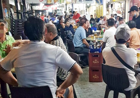 坡岛网友：咖啡店变身“酒吧”，人满为患无视安全距离
