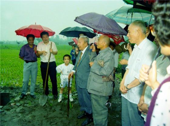 子承父业 美国芝加哥洛约拉大学博士将执掌都江堰光亚学校？
