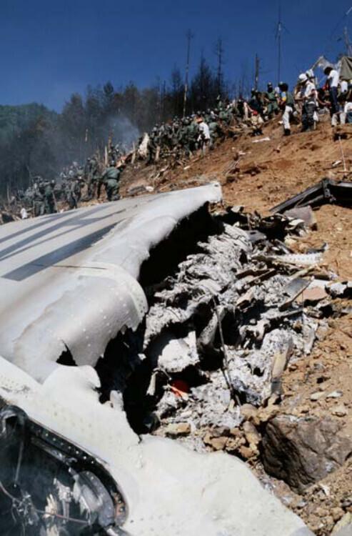 诡异！东京成田机场惊现“35年前坠毁客机”飞行踪迹，其遇难日就在一星期后……