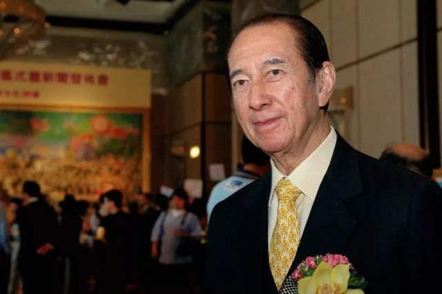 李嘉诚不去送行何鸿燊！李光耀不在，李嘉诚却带李泽钜李泽楷去送