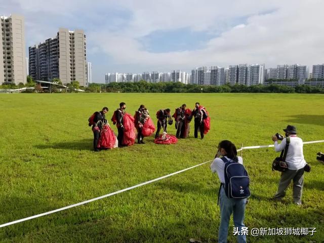 今天开始领取新加坡国庆大礼包，实拍组屋区跳伞！​