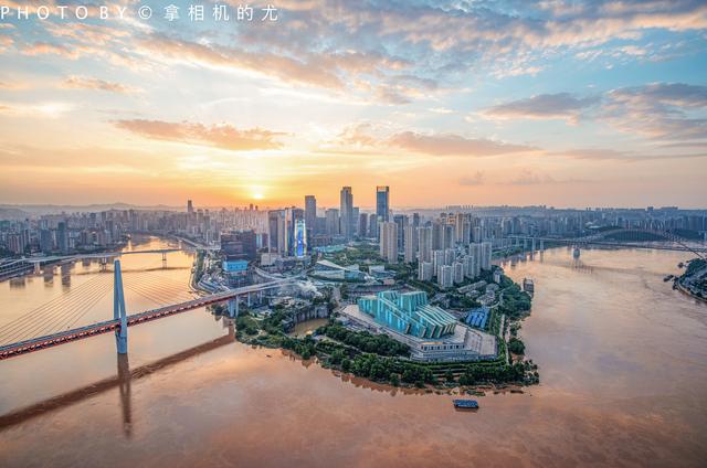 重庆朝天门来福士，举世闻名的地标，吃喝玩乐全攻略