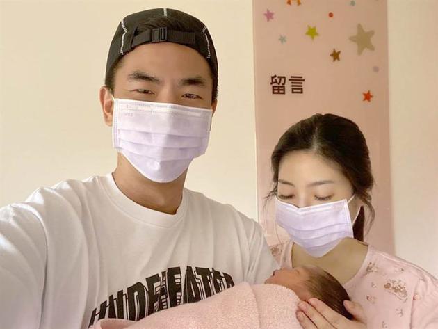 台湾歌手柯有伦喜当爹，与圈外低调老婆Donna诞下一女
