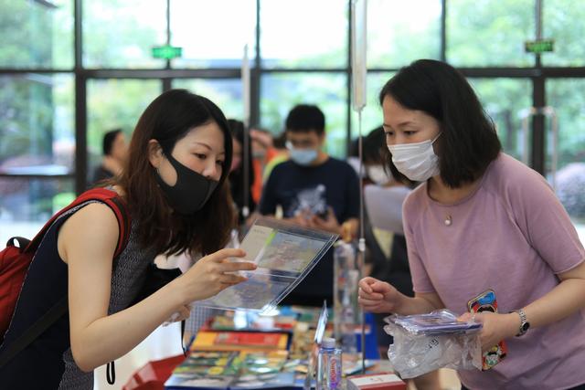 在温情故纸中感受“从前慢”，一年一次的明信片集市又“开业”了