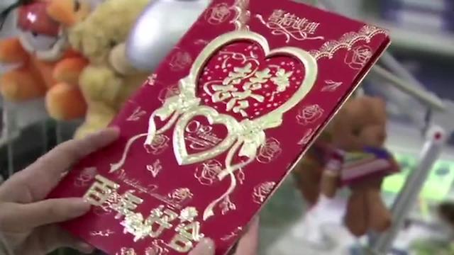 多多升职之际，收到新加坡的快件，打开竟是结婚请柬！