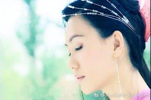 还记得《倚天屠龙记》里的殷素素吗？她现在长这样