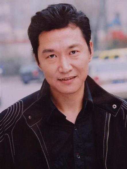 他是插翅难逃里的张世豪，一夜爆红后拍戏赔2000万，现在过得怎样