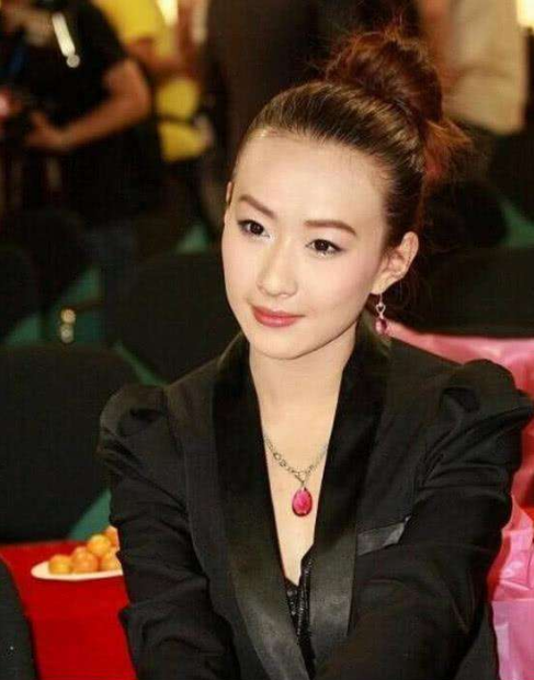 林晓芸：父母相继离世，22岁坐拥百亿身家，如今运营7千亿公司