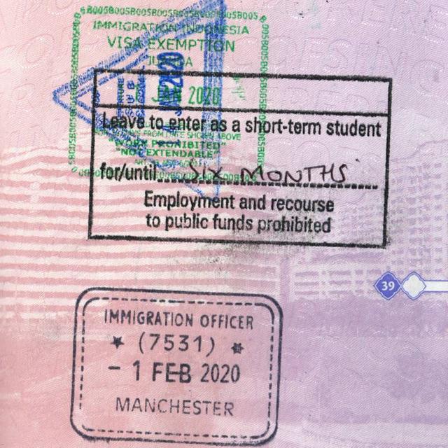 图1：免签入境英国的短期学习章，曼彻斯特机场入境 图2：利物浦市区 图3：利物浦地下铁路  3月25日回新加坡的经历 图4：伦敦希思罗机场2号航站楼新加坡航空公司值机柜台。头等舱旅客有高尔夫球车接送服