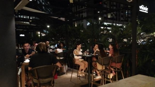 狮城新加坡，快乐的周末，年轻一族喝酒聊天，Happy的好地方