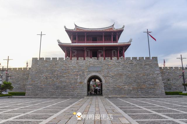 石狮永宁卫城隍庙内有独特石狮子，“脚踩”LV，游客啧啧称奇