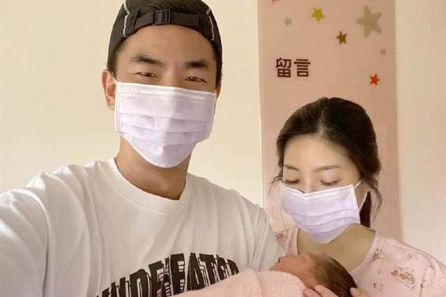柯有伦官宣得女取名Mila，晒合影眼里满是喜悦，不忘附文感谢妻子