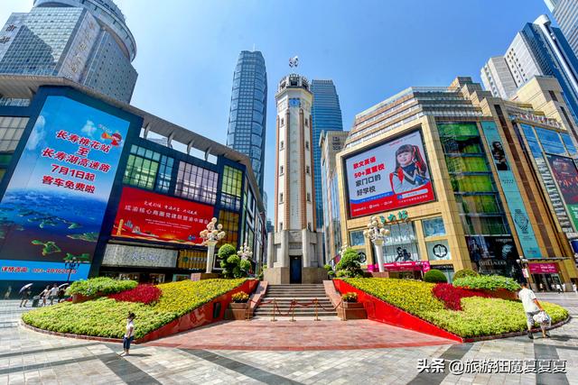 最能代表重庆步行街，历史与现代化并存，成为游客必打卡的景点
