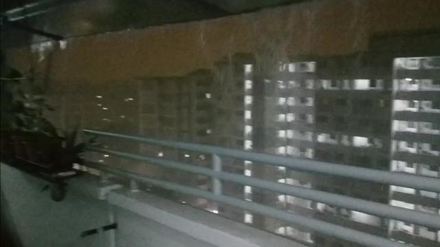 新加坡这场雨下的特大啦，伴有电闪雷鸣！