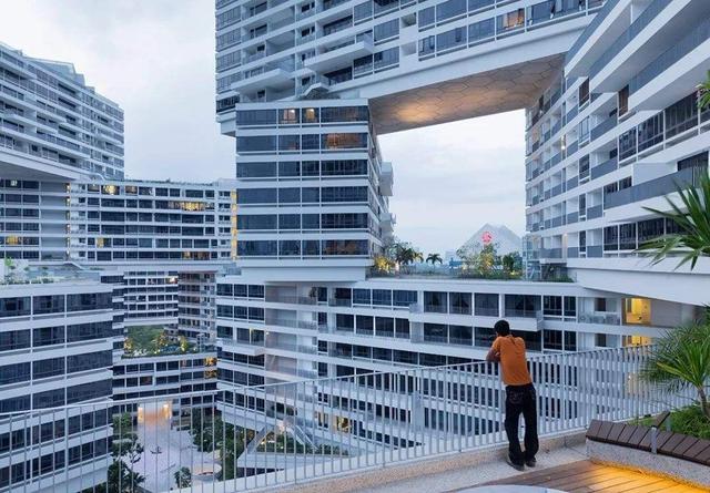 世界最高“拼装”摩天大楼：在马来西亚造好，运到新加坡再组装