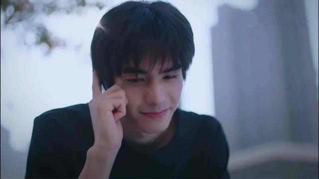 凌霄讲新加坡实况，李尖尖听后心疼不已。原生家庭的痛缺一道暖光