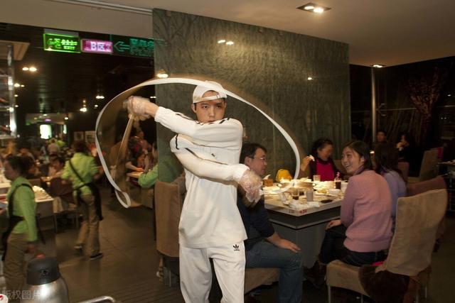 海底捞张勇夫妇身家位居新加坡首富！一览海底捞美食门店事迹