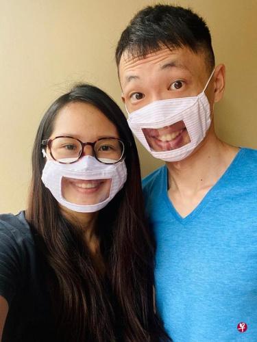 新媒：新加坡华人夫妇送自制半透明口罩 助听障人士读懂唇语