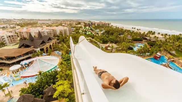 和鲨鱼戏水、从悬崖跳水，全球最好玩的水乐园都在这里了