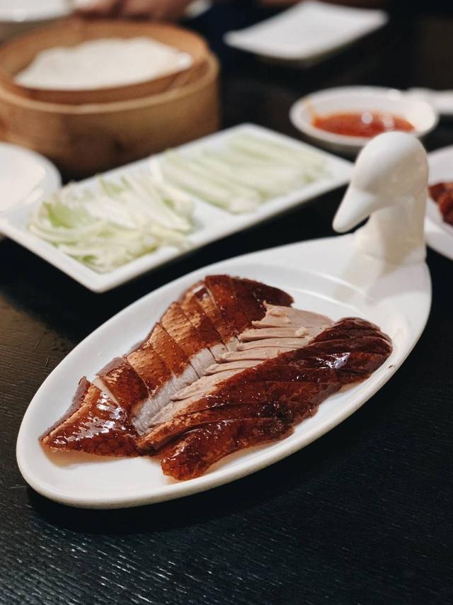 新加坡美食| 经典米其林中餐御宝轩  又来吃烤鸭啦，这一次推荐的是御宝集团旗下的【御宝轩】位于滨海湾金沙楼上的分店。御宝集团迄今在全球有20多间店铺，囊获了超过50个不同的奖项，并且在2017-201