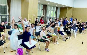 祖孙三代同台一起演绎合唱作品 我省首支亲子合唱团昨在厦成立
