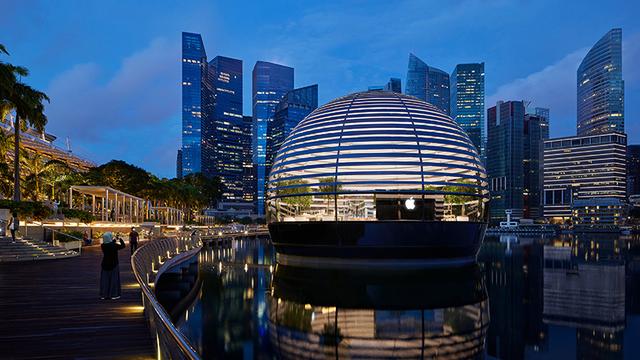 苹果首家“水上门店”正式开幕：漂浮在新加坡滨海湾的水晶球