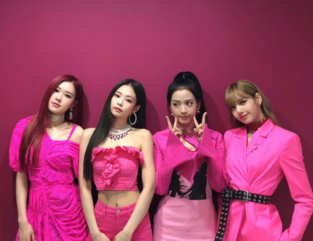 粉墨最近怎么了？舞蹈被指抄袭REDVELVET，连歌名都神似