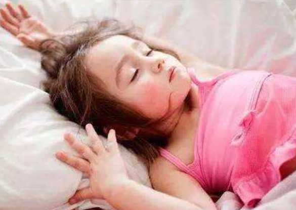 孩子睡觉喜欢“蹬被子”，并非全是因为热，可能是在向你“求助”
