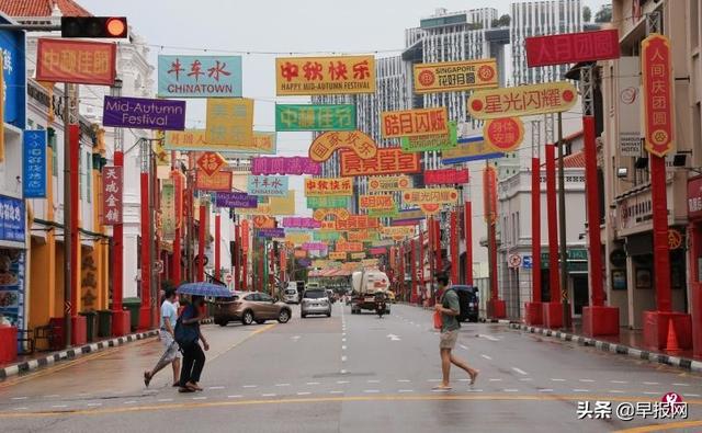 昔有阳刚嫦娥 今有雷人祝语 新加坡唐人街中秋灯饰又挨批