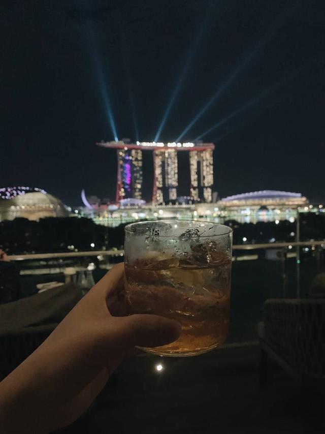 新加坡美食| 隐藏在美术馆里的超美夜景酒吧  最近去新加坡国家美术馆看展的时候，无意间发现了这间露台酒吧【Smoke & Mirrors】，远处的金沙、大榴莲歌剧院和鱼尾狮都能一览无遗，尽收眼底，瞬间