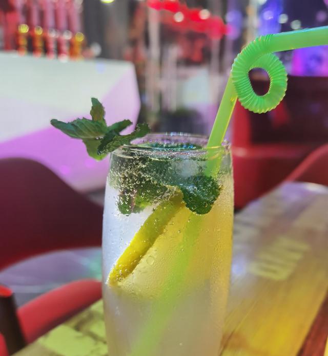 吃饭又想要有情调？这家音乐吧就很合适，美好的夜晚要开始了