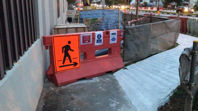 新加坡，修路会先修好辅助道，放好指示牌，方便人们正常通行。