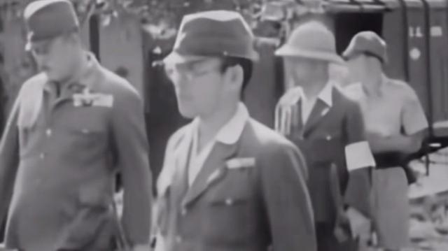 日军用大炮攻打新加坡