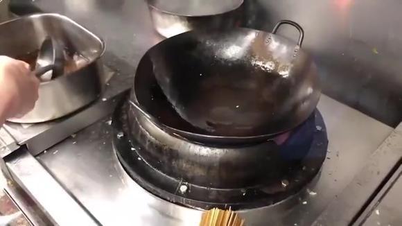 新加坡五星级大厨教你制作正宗虾仁蛋炒饭