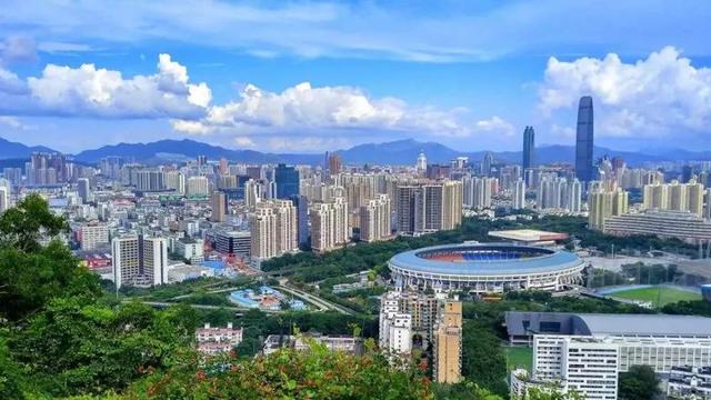 所有地产人都在谈深圳将学习新加坡模式，但其前因以及后果是什么