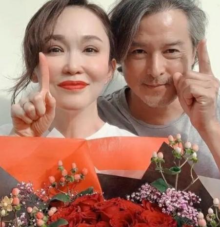 49岁范文芳晒与老公合照，女方仍年轻，李铭顺头发花白好似老头