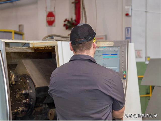 新加坡职员：逼迫中国自己制造芯片，对我的职业生涯是一种打击